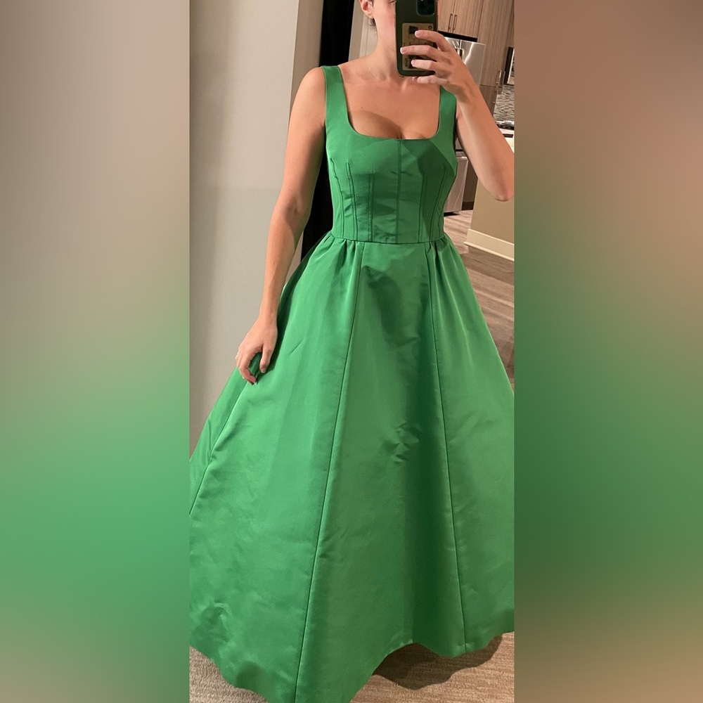 $4400 Carolina Herrera Full Silk Green Crinoline Runway Dress. Tailored to a 2 - Picture 3 of 3